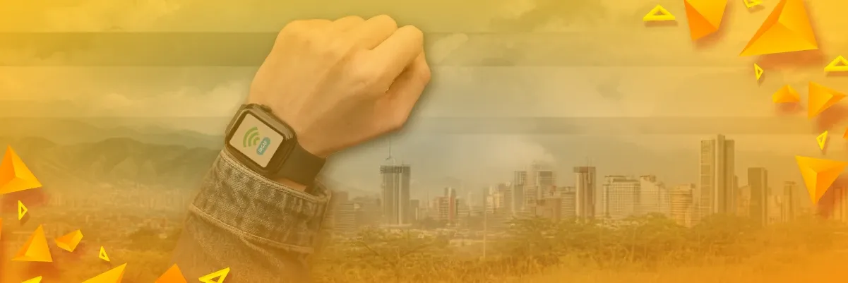Reloj inteligente que realiza un pago sin contacto frente a una ciudad